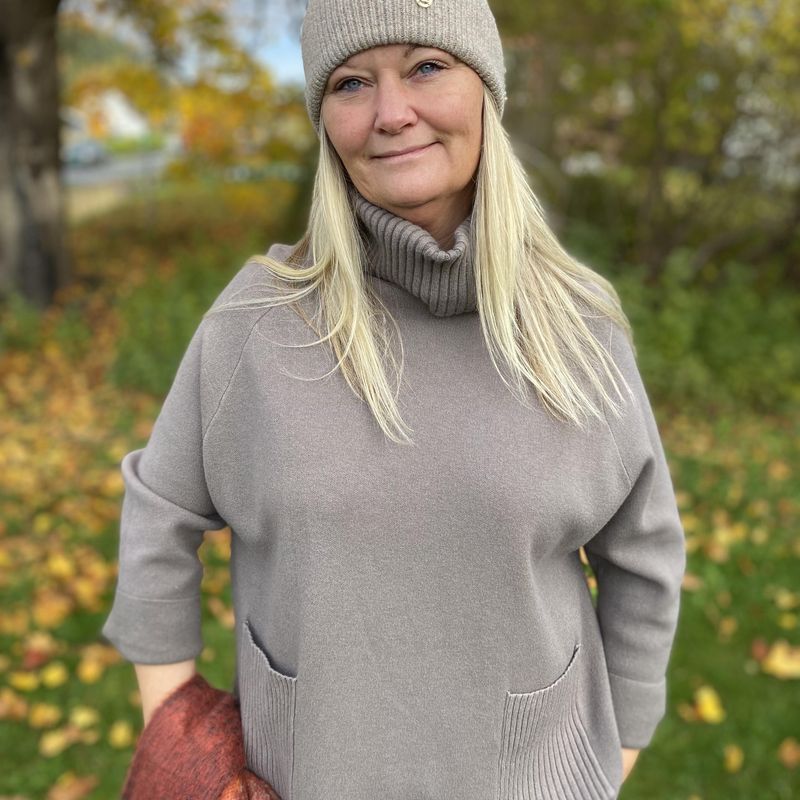 Genser med høy hals og lommer, fango