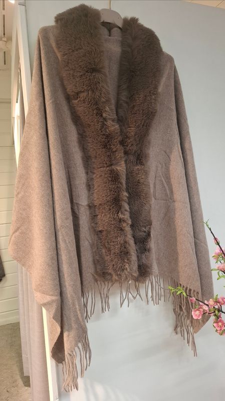 Ullponcho med fuskepels - taupe