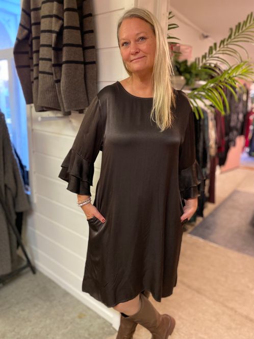 Hovedbilde Sabina sateng kjole, brun