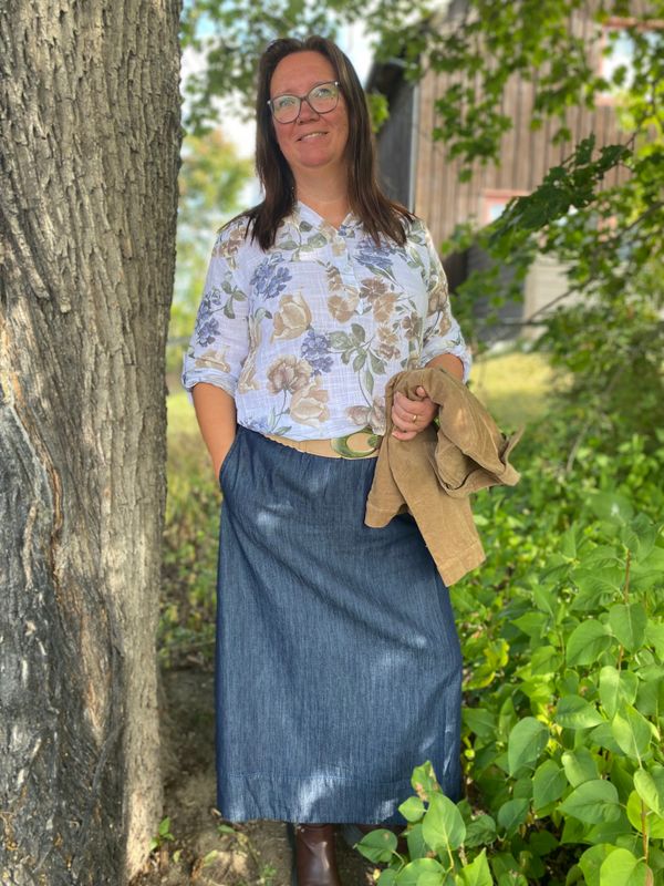 Tilda bomullsbluse, hvit m/blomster