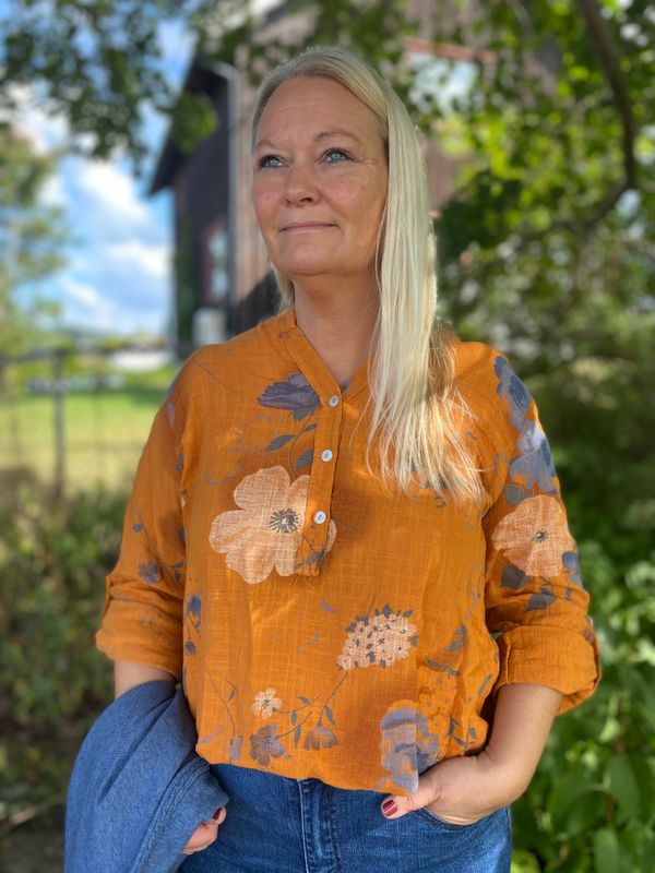 Tilda bomullsbluse, orange m/blomster